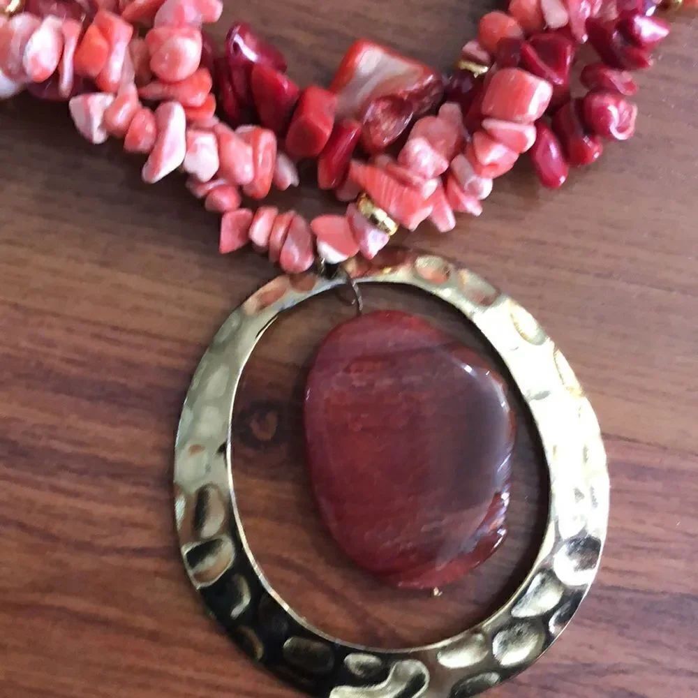 Shell Statement necklace. Gold and stone. - Picture 7 of 10